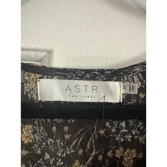 ASTR The Label Floral Faux Wrap Smocked Cuff Plunging Shirt V Neck Semi Sheer M - Picture 2 of 5